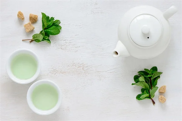 水晶脑菌の見分け方とよくある間違い　実は無害なゼリー菌の知っておきたいポイント
